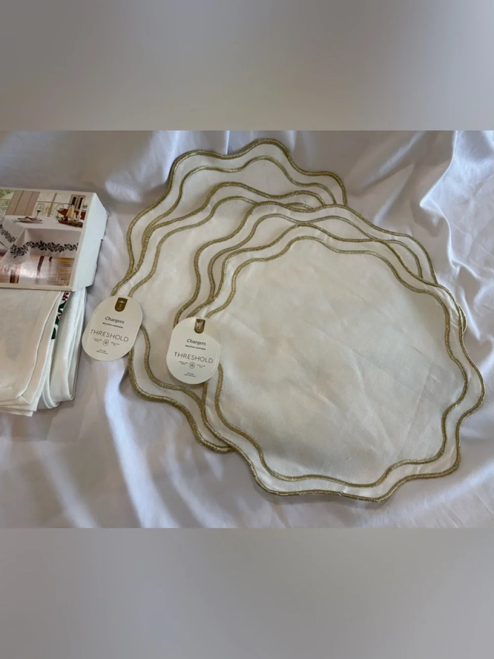 THRESHOLD TABLE RUNNER, 4 CHARGERS, 60 x 104 TABLECLOTH SET HOLLY BERRY NEW